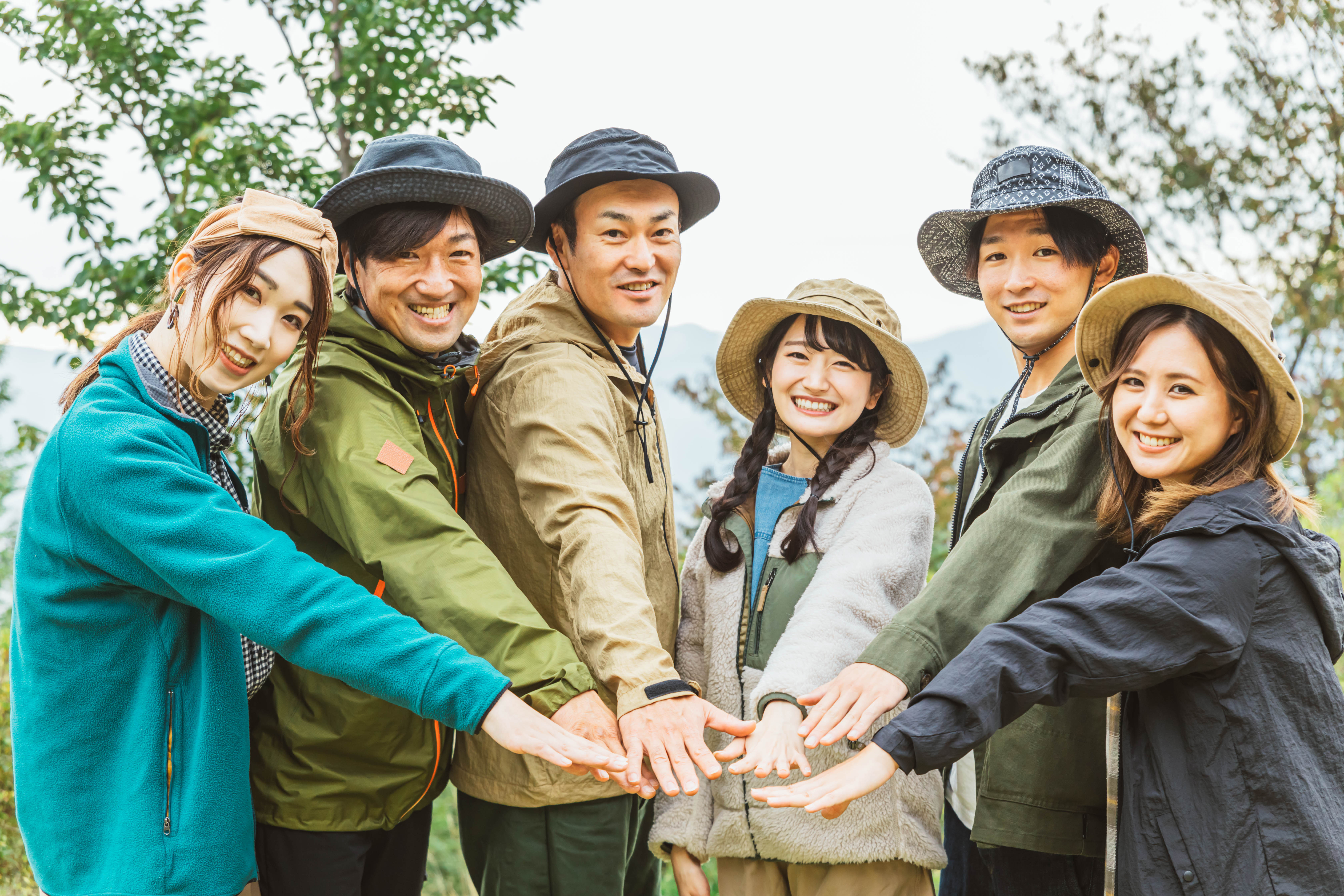 イベントに参加する男女