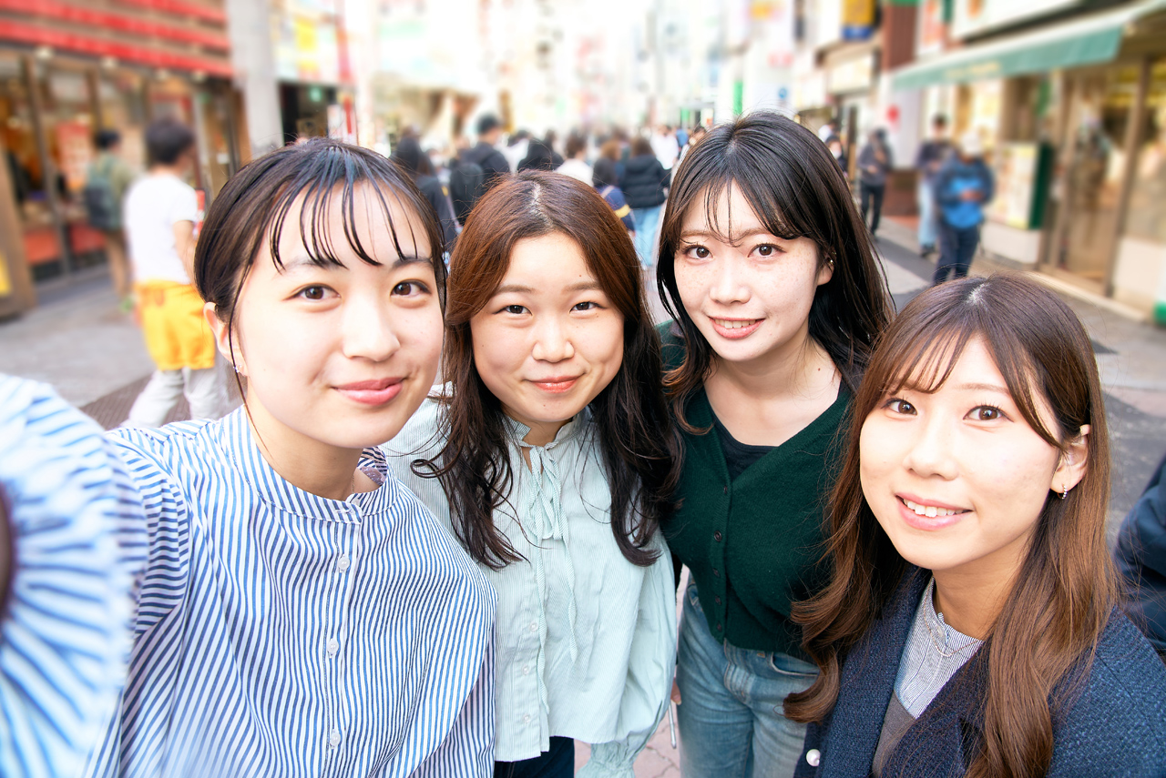 イベントに参加する女性四人